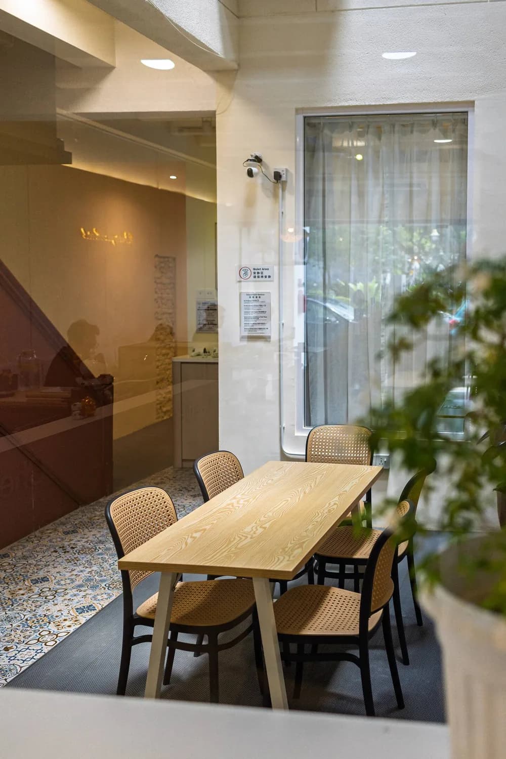 A table to share at Commune Lane Guesthouse