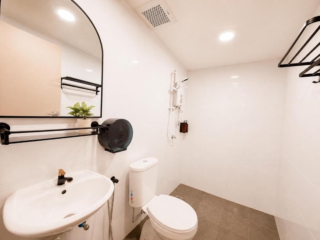 Shared bathroom at Commune Lane Guesthouse